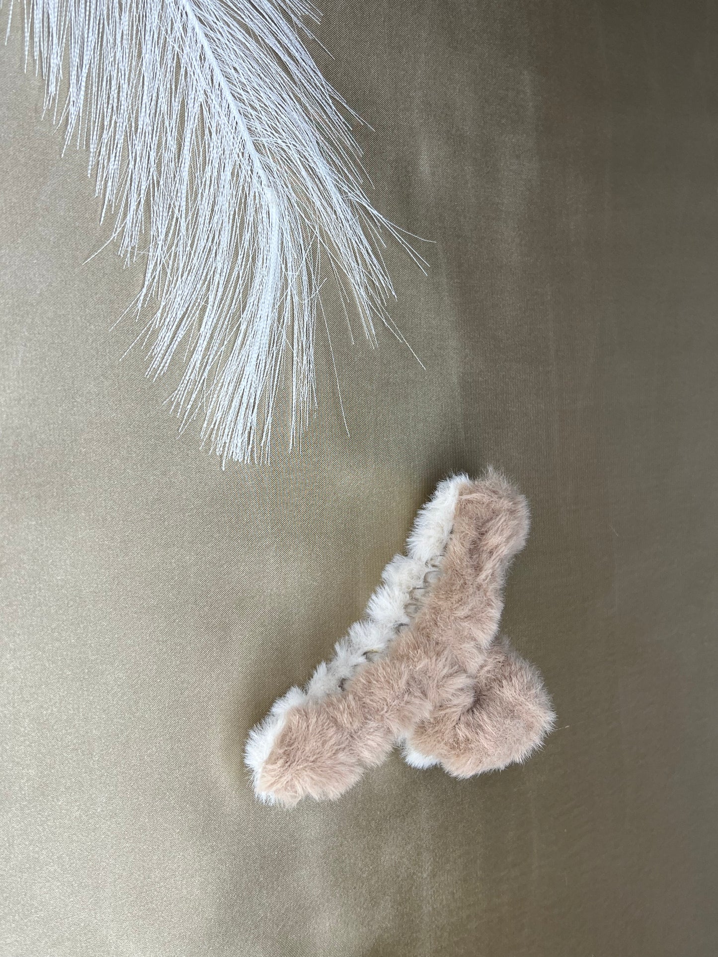 FLUFFY HAIR CLAW