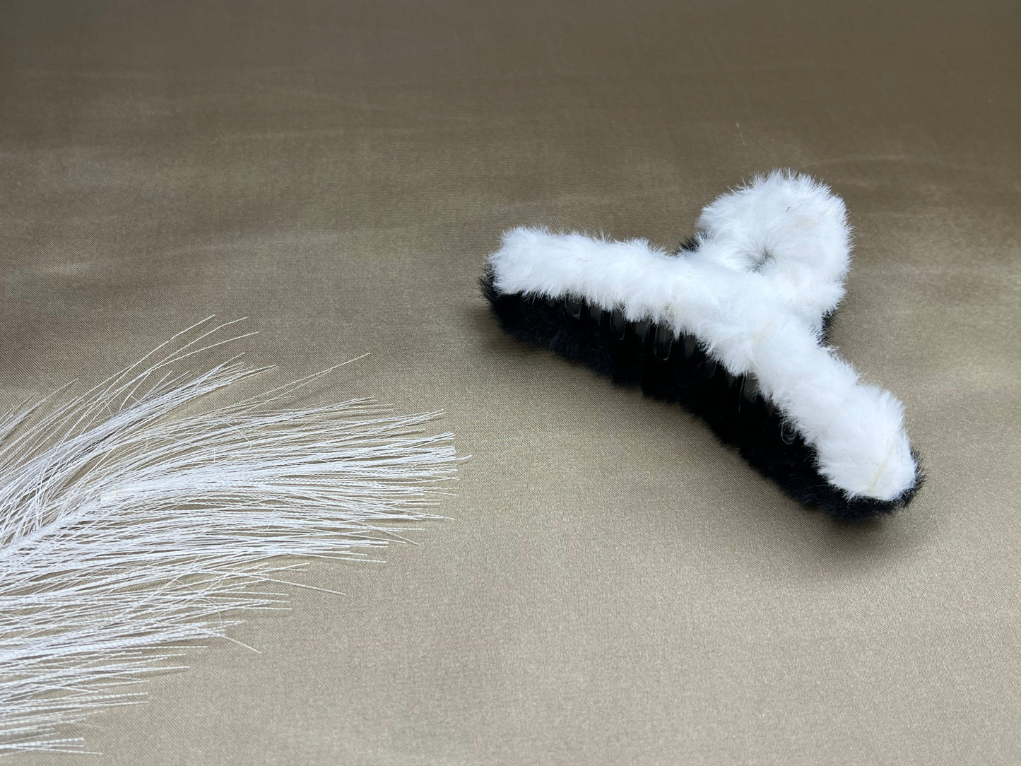FLUFFY HAIR CLAW